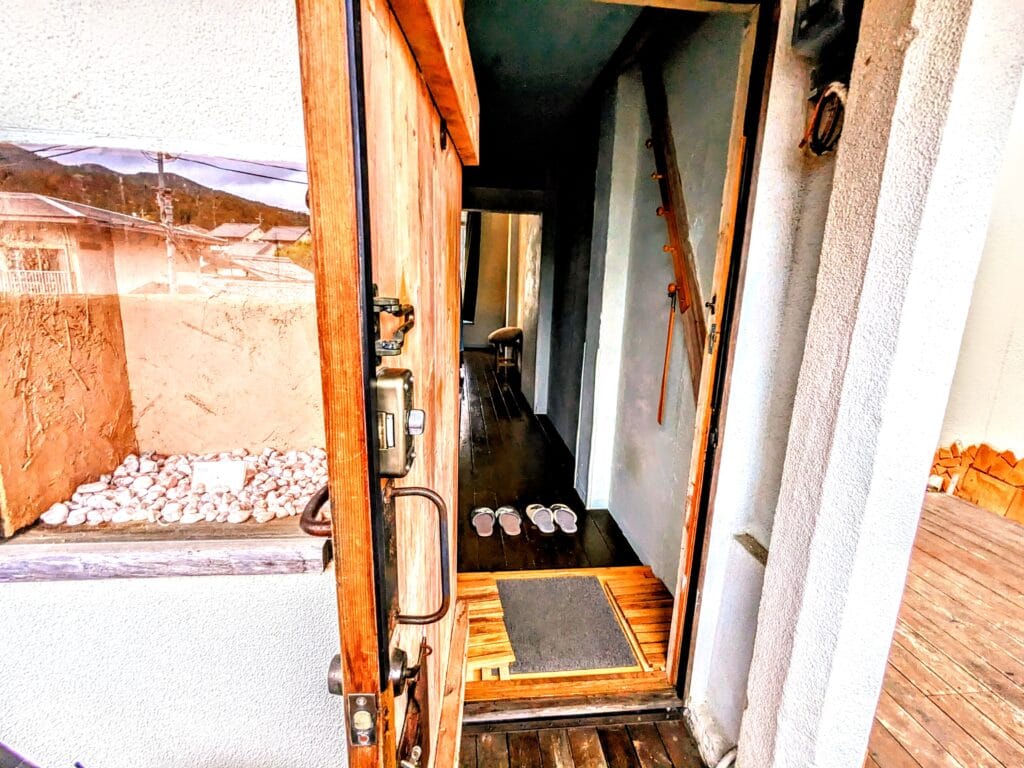 整体たに川岩倉本院ドア前